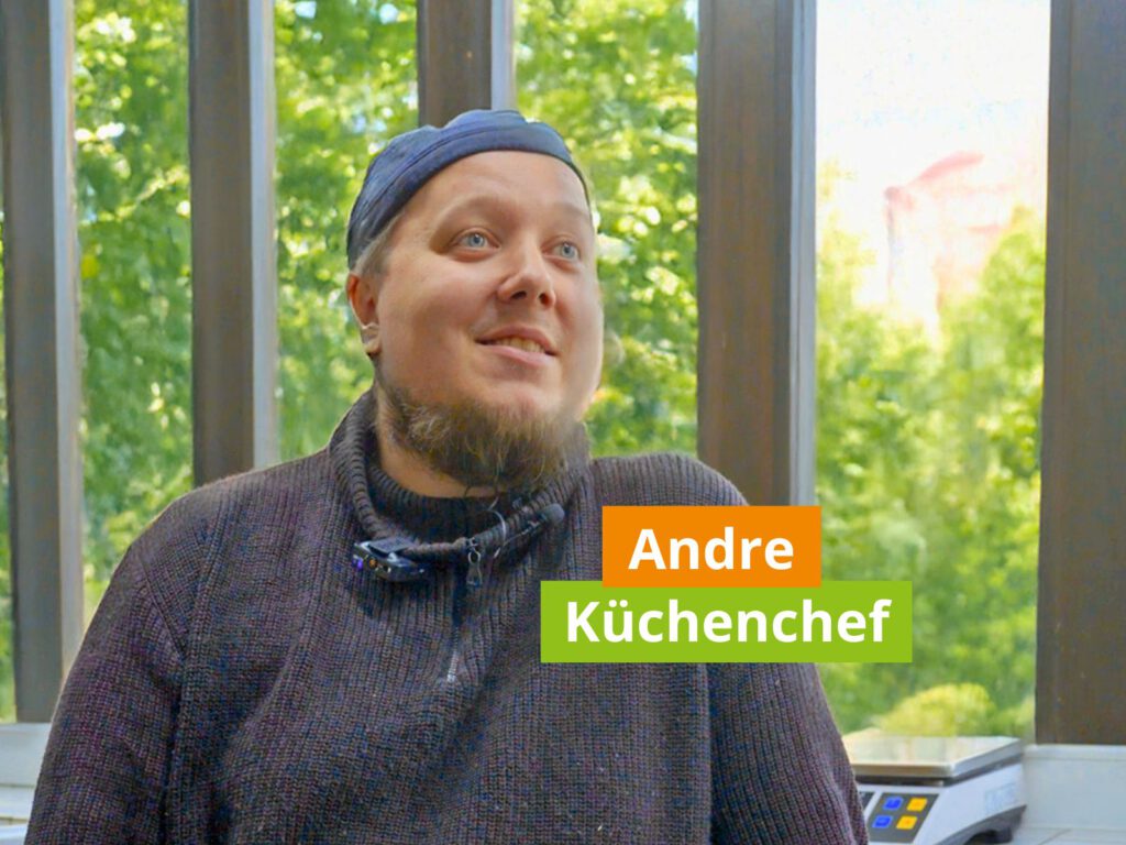 Küchenchef Andre von leckerbiss lächelt im Interview – Expertenwissen zur Bio-Küche