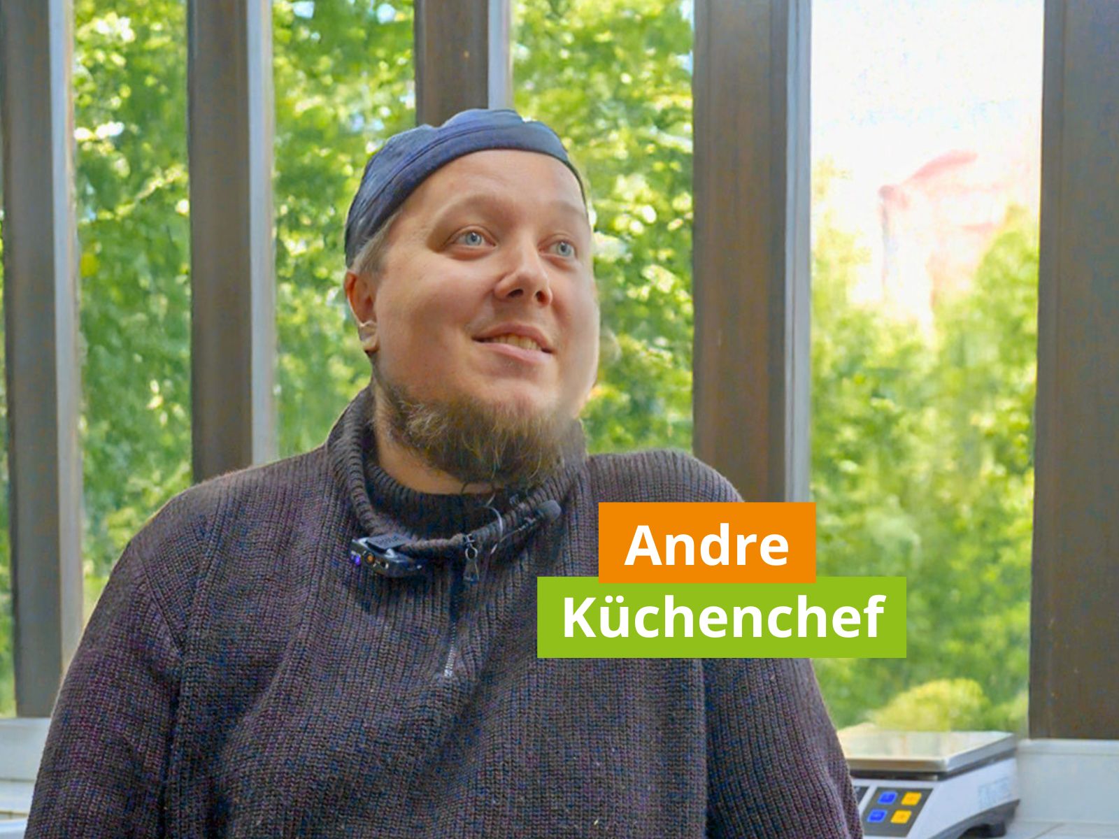 Küchenchef Andre von leckerbiss lächelt im Interview – Expertenwissen zur Bio-Küche