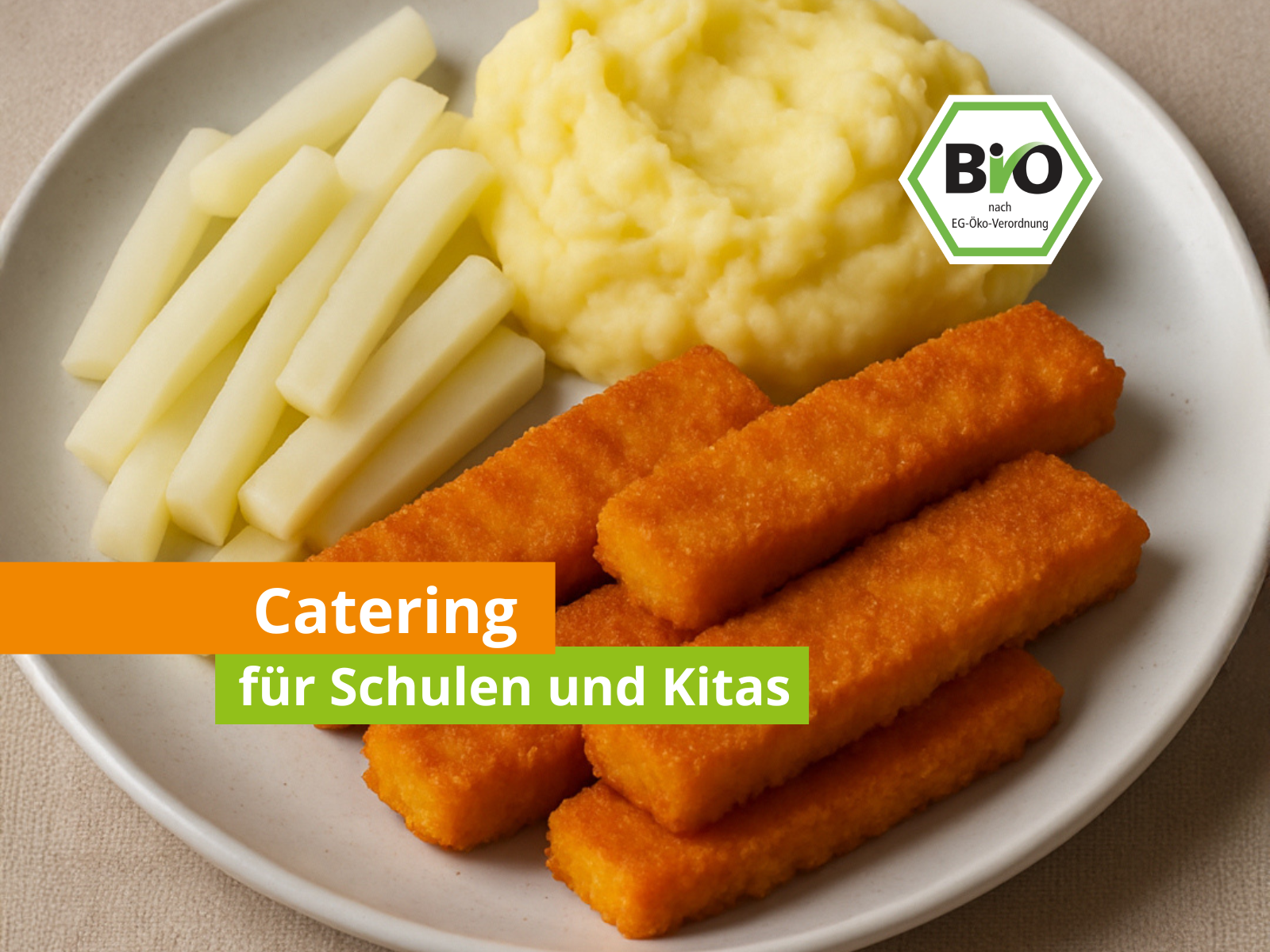 Bio-Mittagessen mit Kartoffelpüree, Spargel und Fischstäbchen – Schulcatering