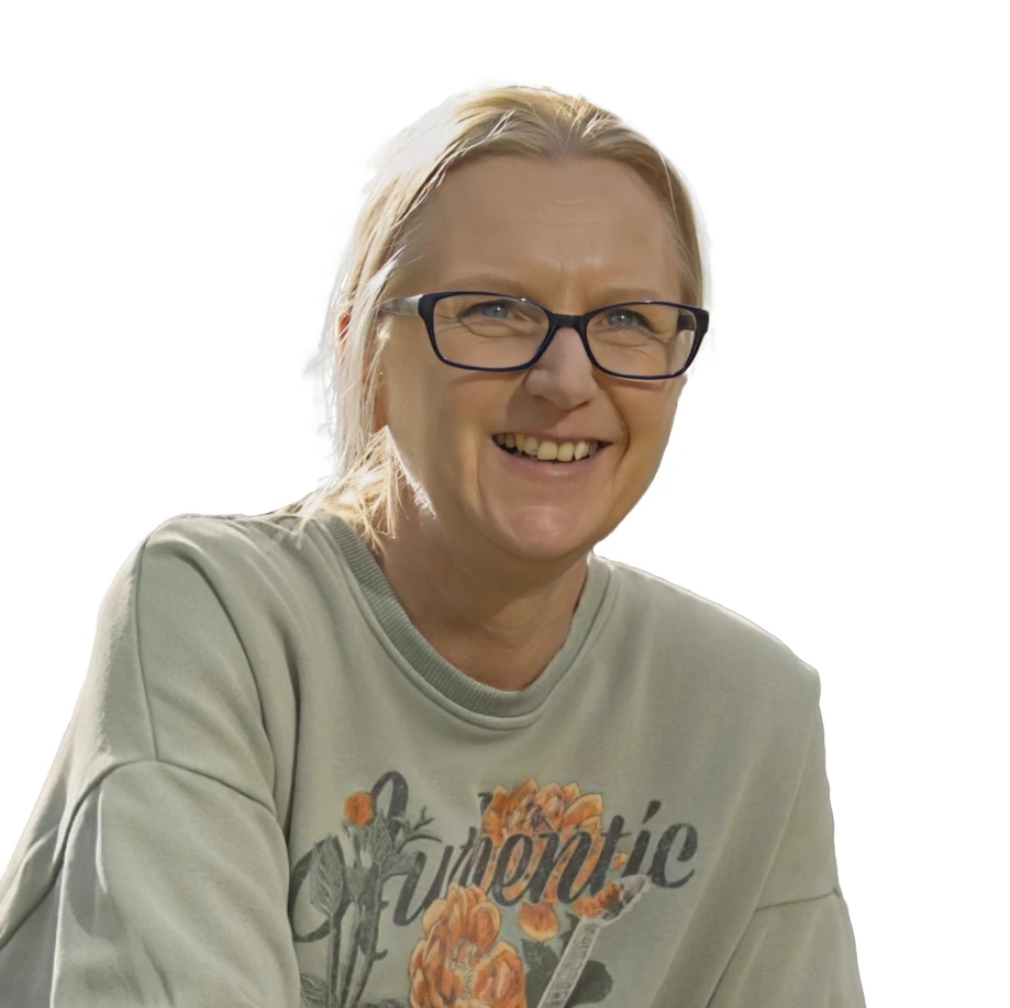 Miriam, Standortleitung bei Leckerbiss, lächelt freundlich in die Kamera. Sie trägt eine Brille und ein lässiges graues T-Shirt.